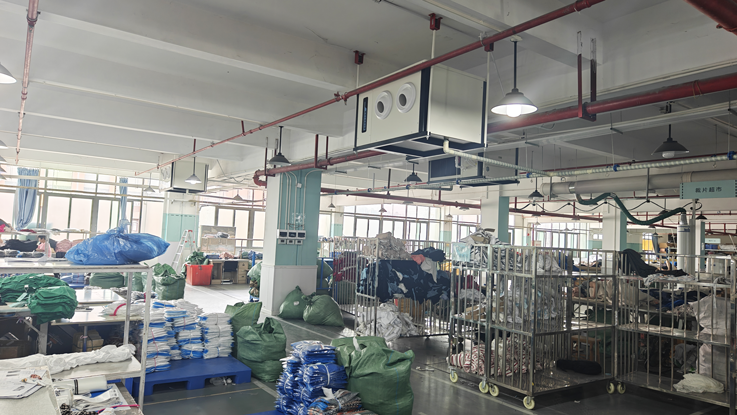 制衣廠整體制冷降溫，應用蒸發(fā)冷省電空調(diào)-臥式射流機組